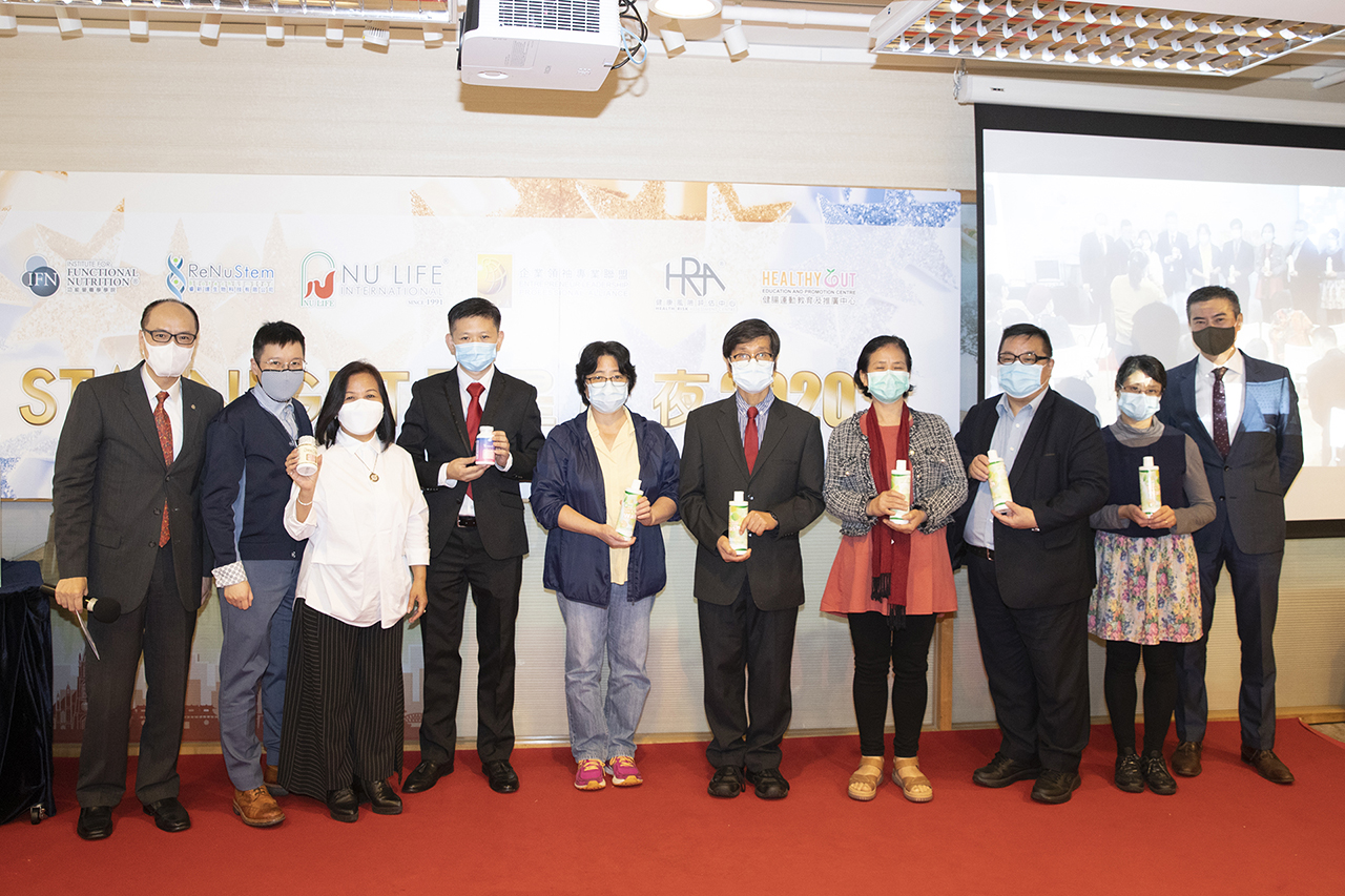 演講比賽得獎者-蔡東明先生（左四）及一眾支持者合照