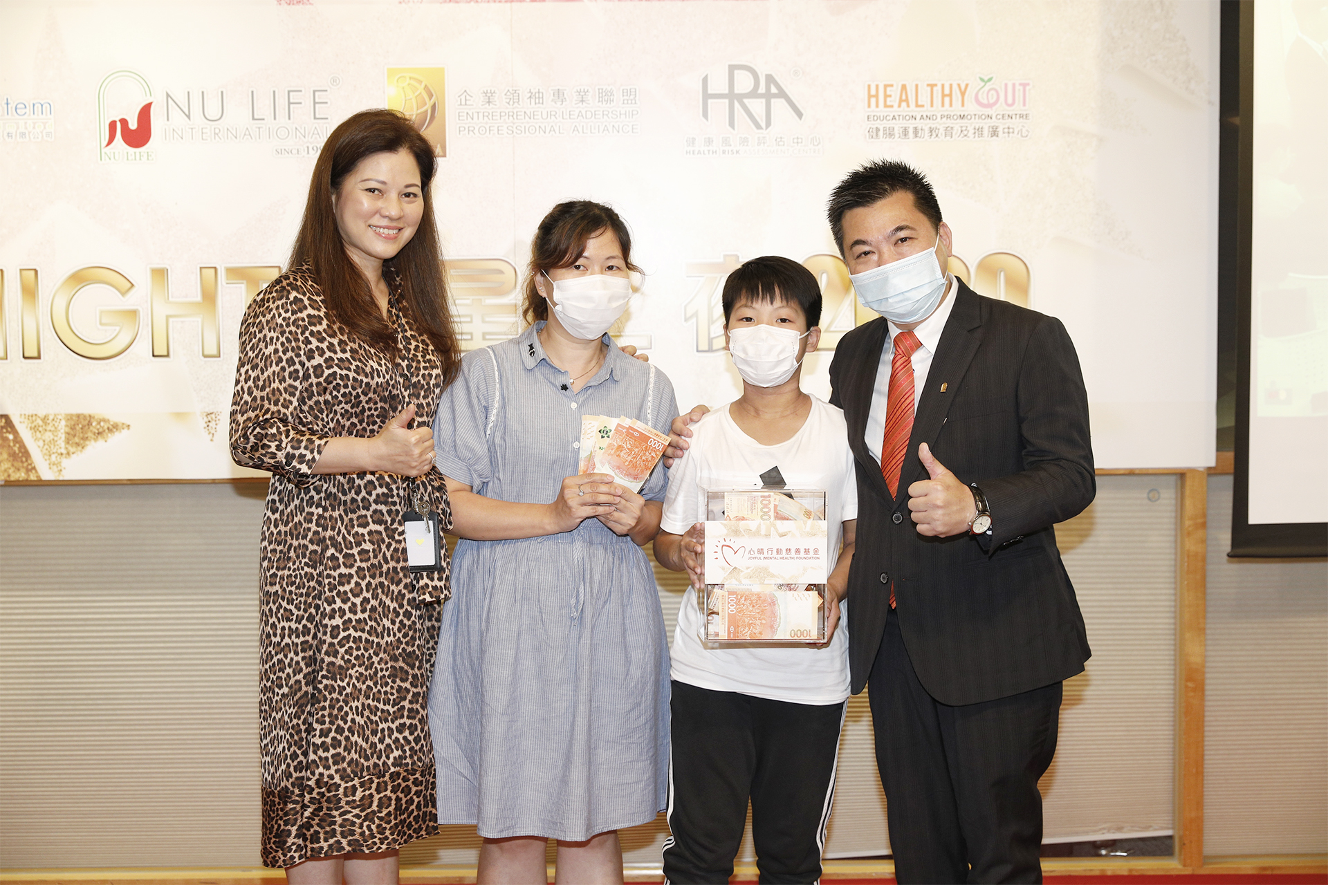 1.	恭賀黃麗儀女士(左二)從星級百萬富翁遊戲贏取HK$10,000獎金並與公司合共損助HK$6,000予「心晴行動慈善基金」