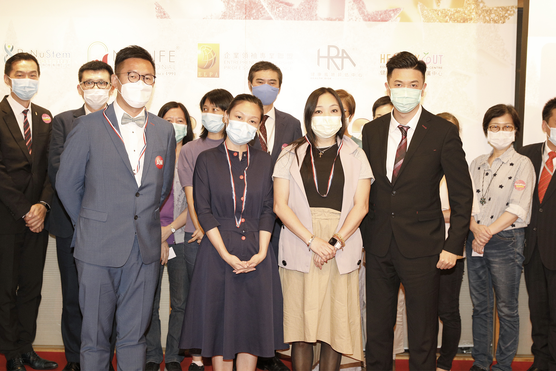 恭賀新晉總理(AM): 李文浩先生(左一)、鄧萃雯小姐(左二)及張紅寶小姐(右二)