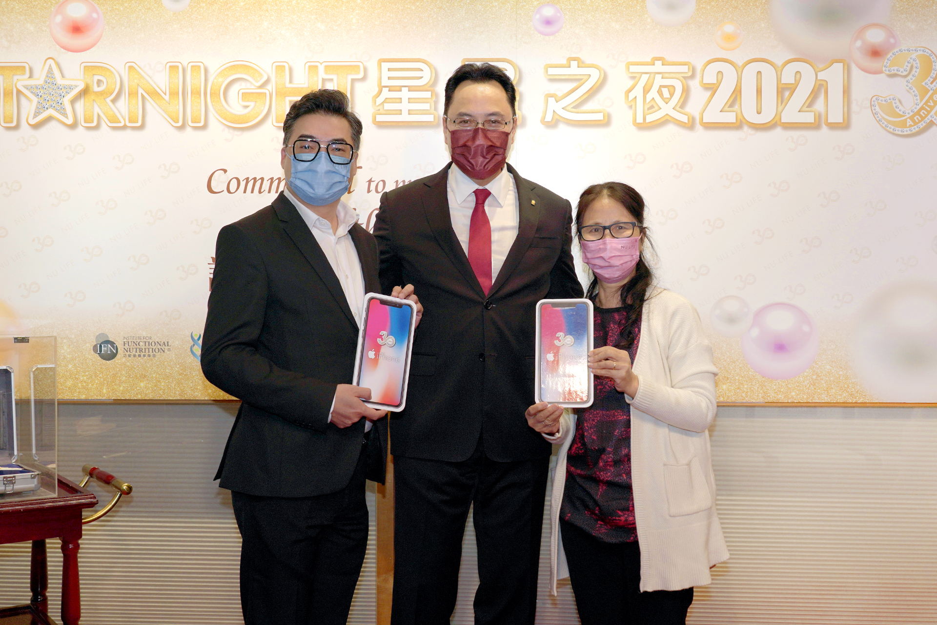 月月iPhone 月月送NU LIFE 30週年iphone 大抽獎得獎者 – 盧德輝先生(左)及余燕嫦小姐(右)