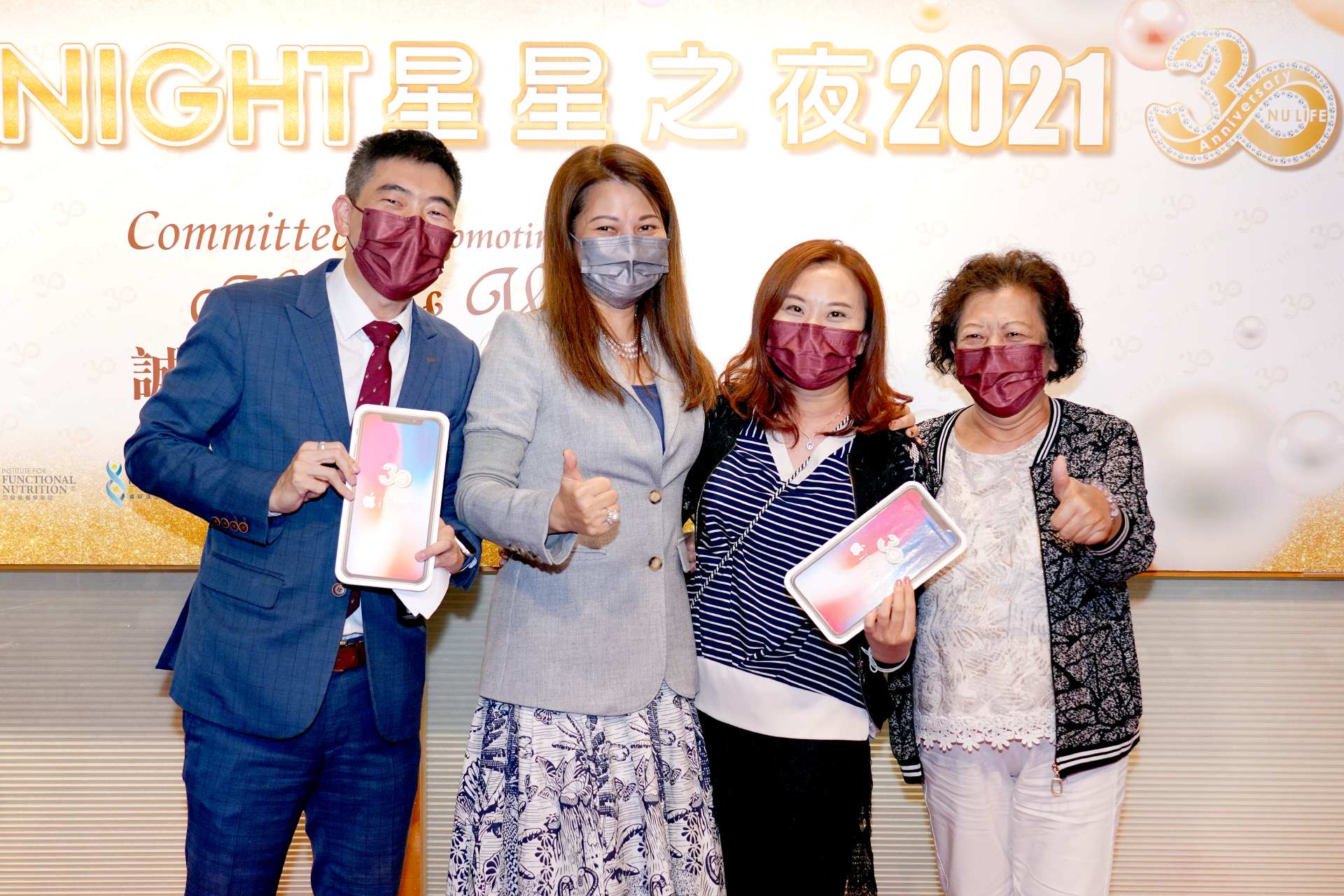 月月在Phone 月月送NU LIFE 30週年iphone 大抽獎得獎者 – 杜志鴻先生(左一)及張鳳儀小姐(右二)