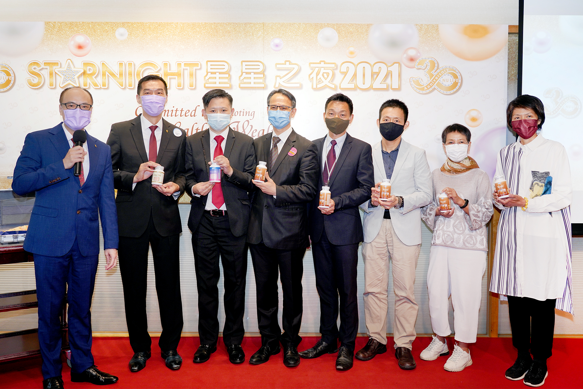 演講比賽得獎者-蔡東明先生（左三）及一眾支持者合照