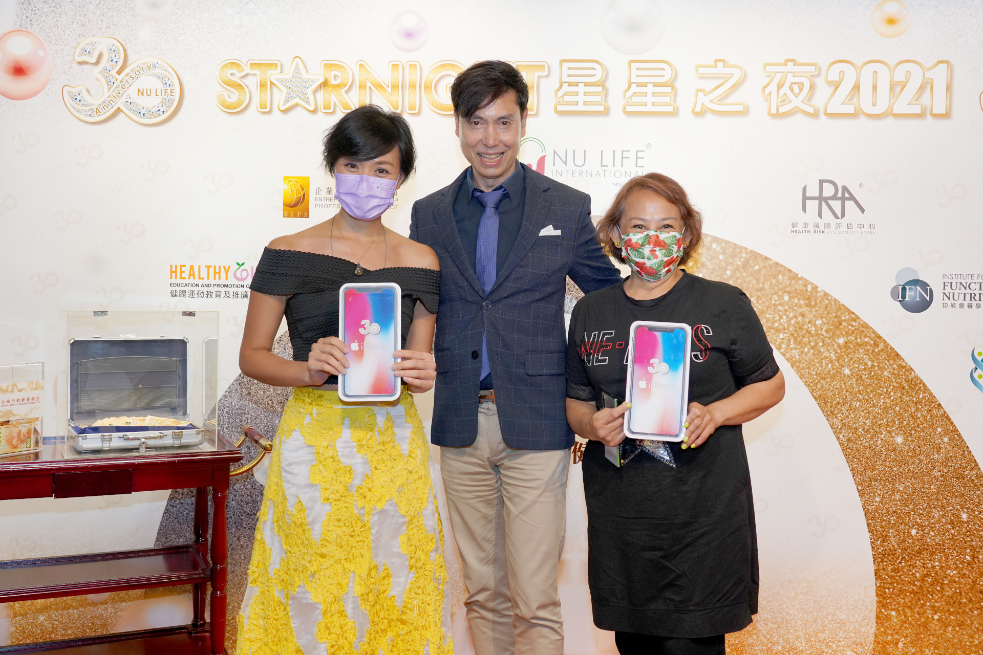 月月在Phone 月月送NU LIFE 30週年iphone 大抽獎得獎者 – Anna Ko (右)及陳宛沁小姐(左)