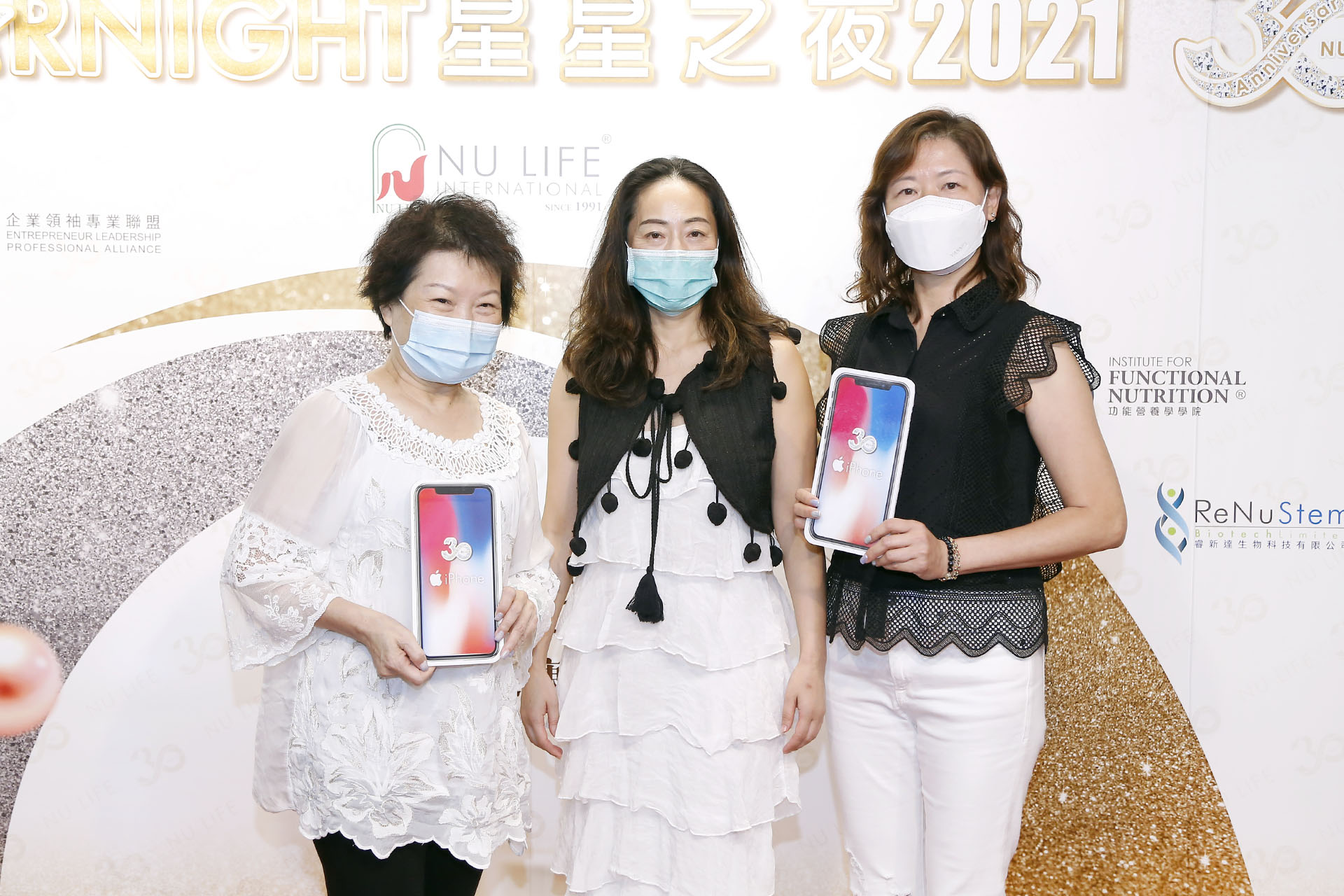 月月狂Phone 月月送NU LIFE 30週年iphone 大抽獎得獎者 – 林巧珍女士(左)及姚淑慧女士(右)