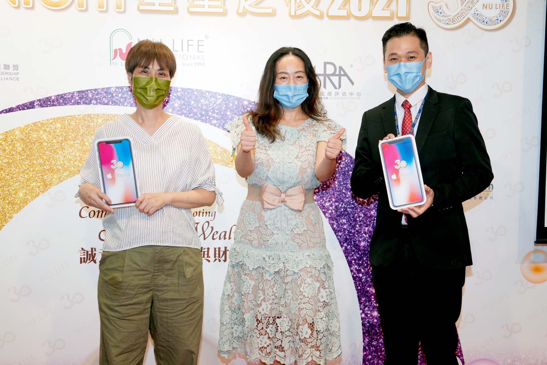 月月狂Phone 月月送NU LIFE 30週年iphone 大抽獎得獎者 – Terri Kwok(左)及李卓霖先生(右)
