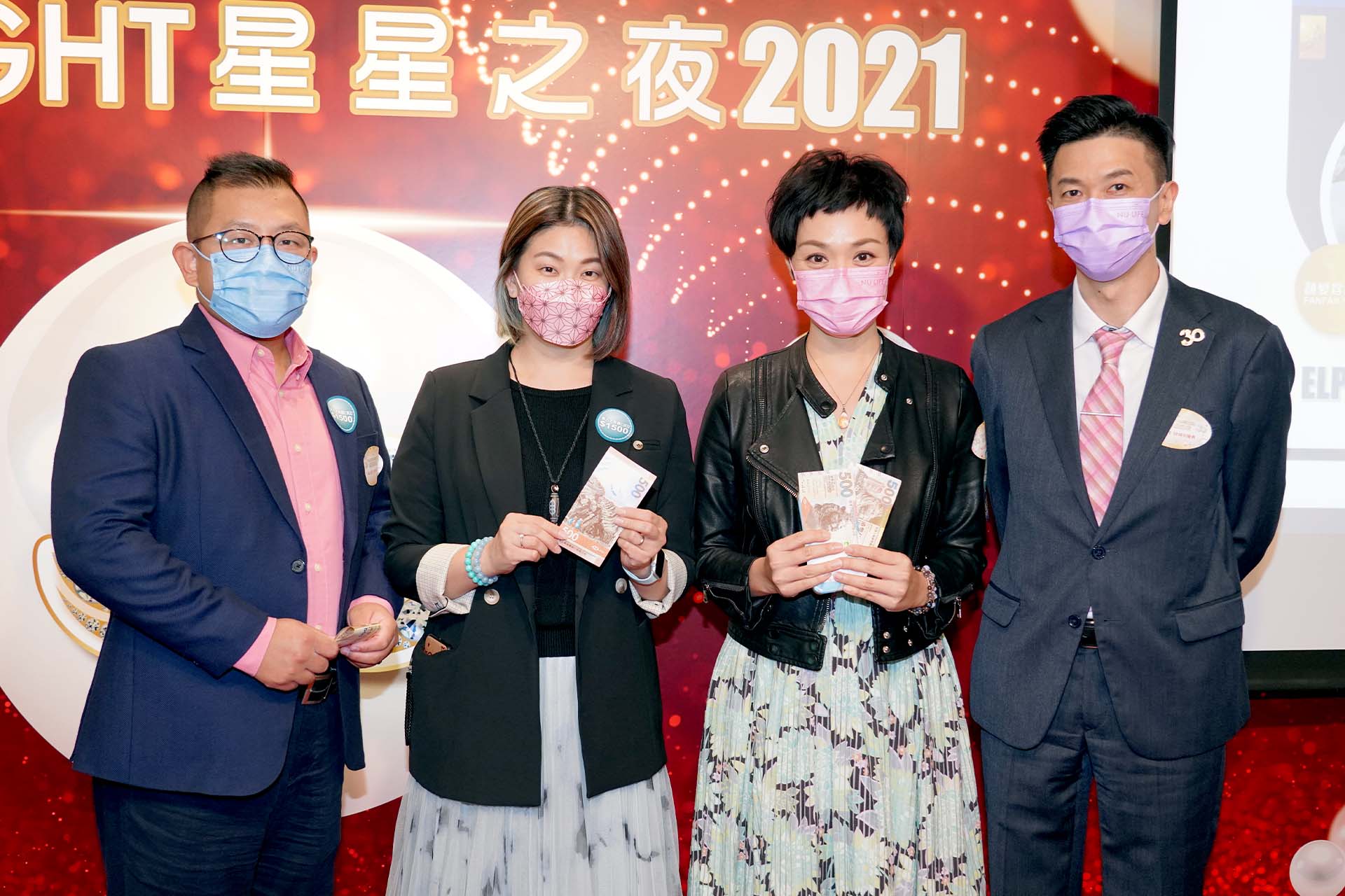 ELPA推薦獎得獎者：關皓勤先生(左一)，顏愛珍小姐(左二)及陳宛沁小姐(右二)