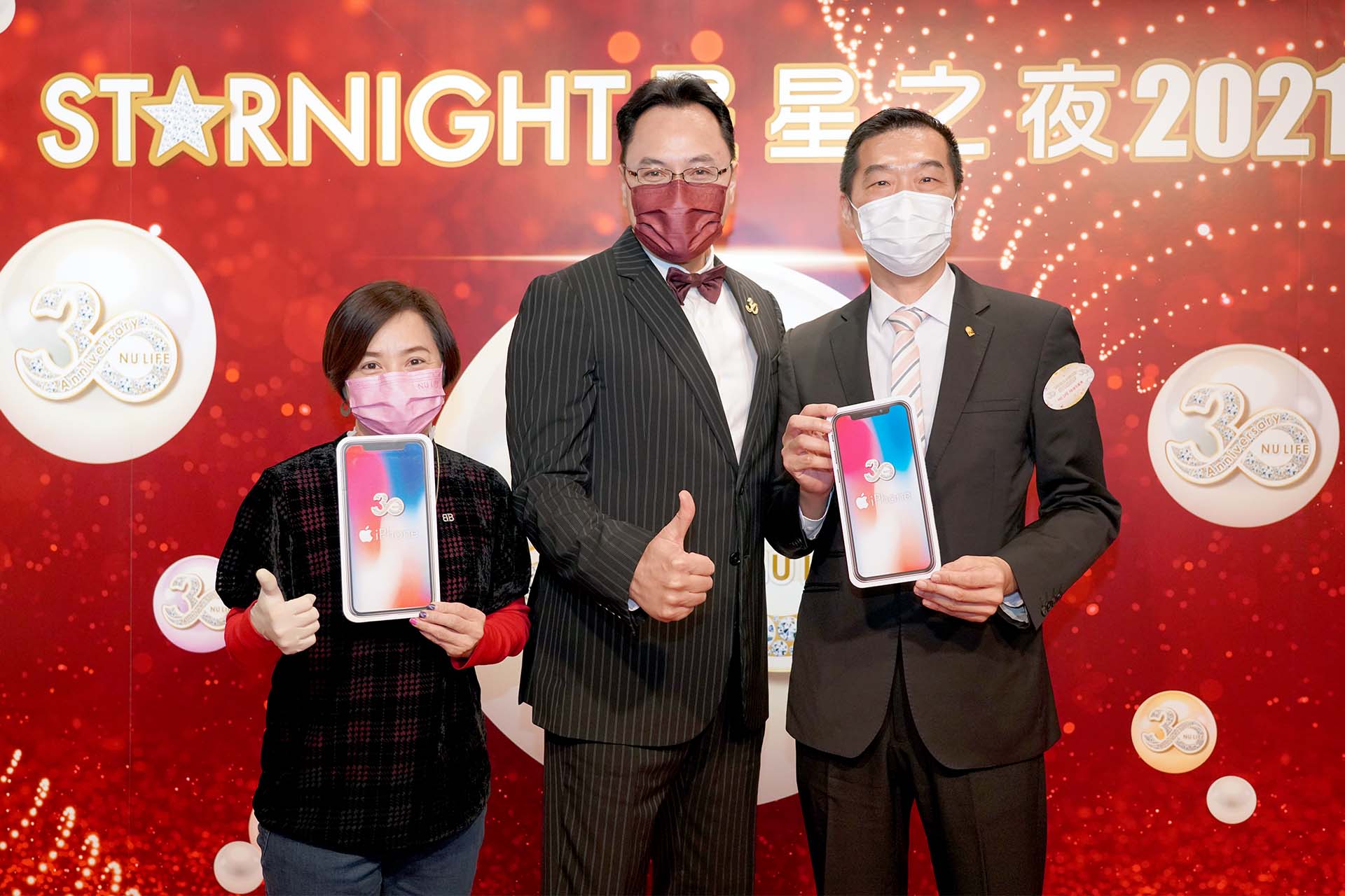 月月在Phone 月月送NU LIFE 30週年iphone 大抽獎得獎者 – 劉美娟小姐(左)及巫志賢先生(右)
