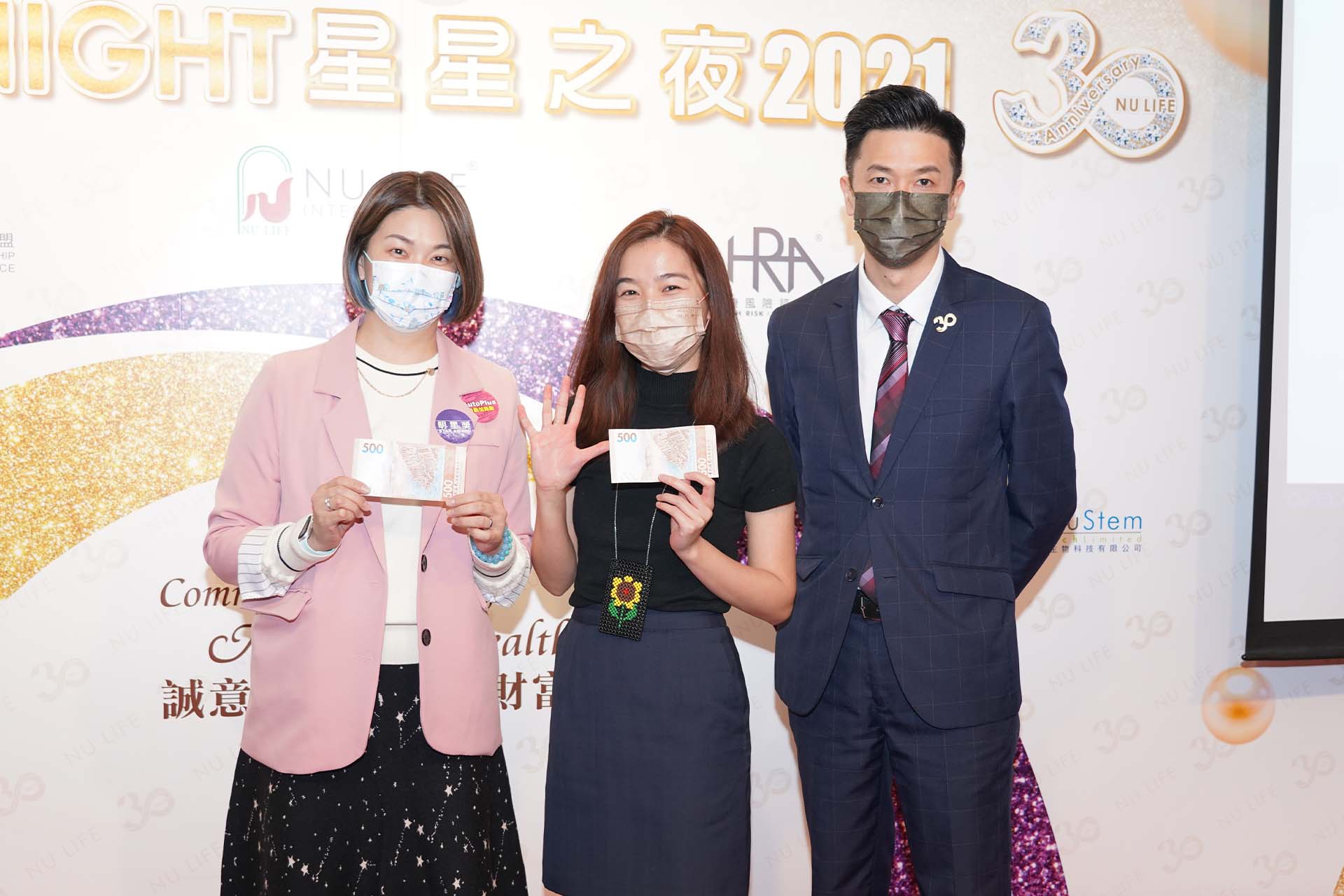 ELPA推薦獎得獎者: 顏愛珍小姐(左一)及陳迪琛小姐(左二)
