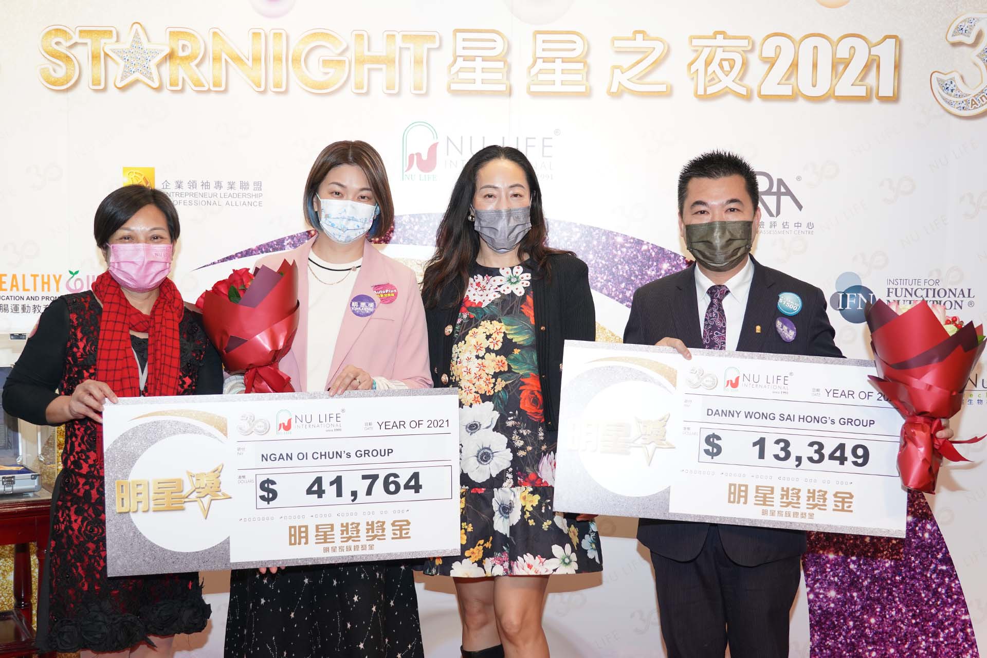 恭賀新晉明星: 王世匡先生(右), 顏愛珍小姐(左二)及其家族成員