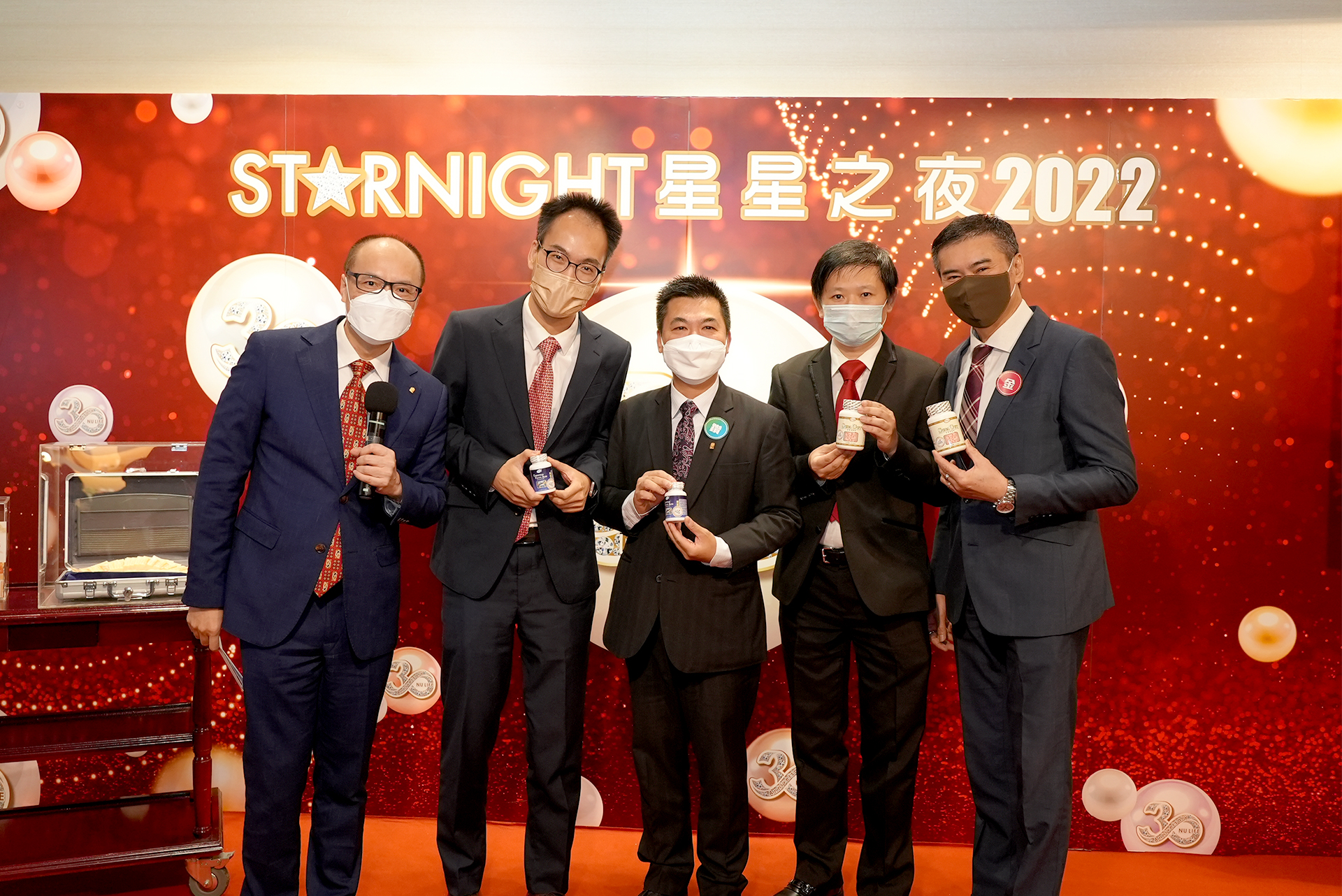 演講比賽初賽冠軍蔡東明先生(右四)及他們抽出當晚的支持者