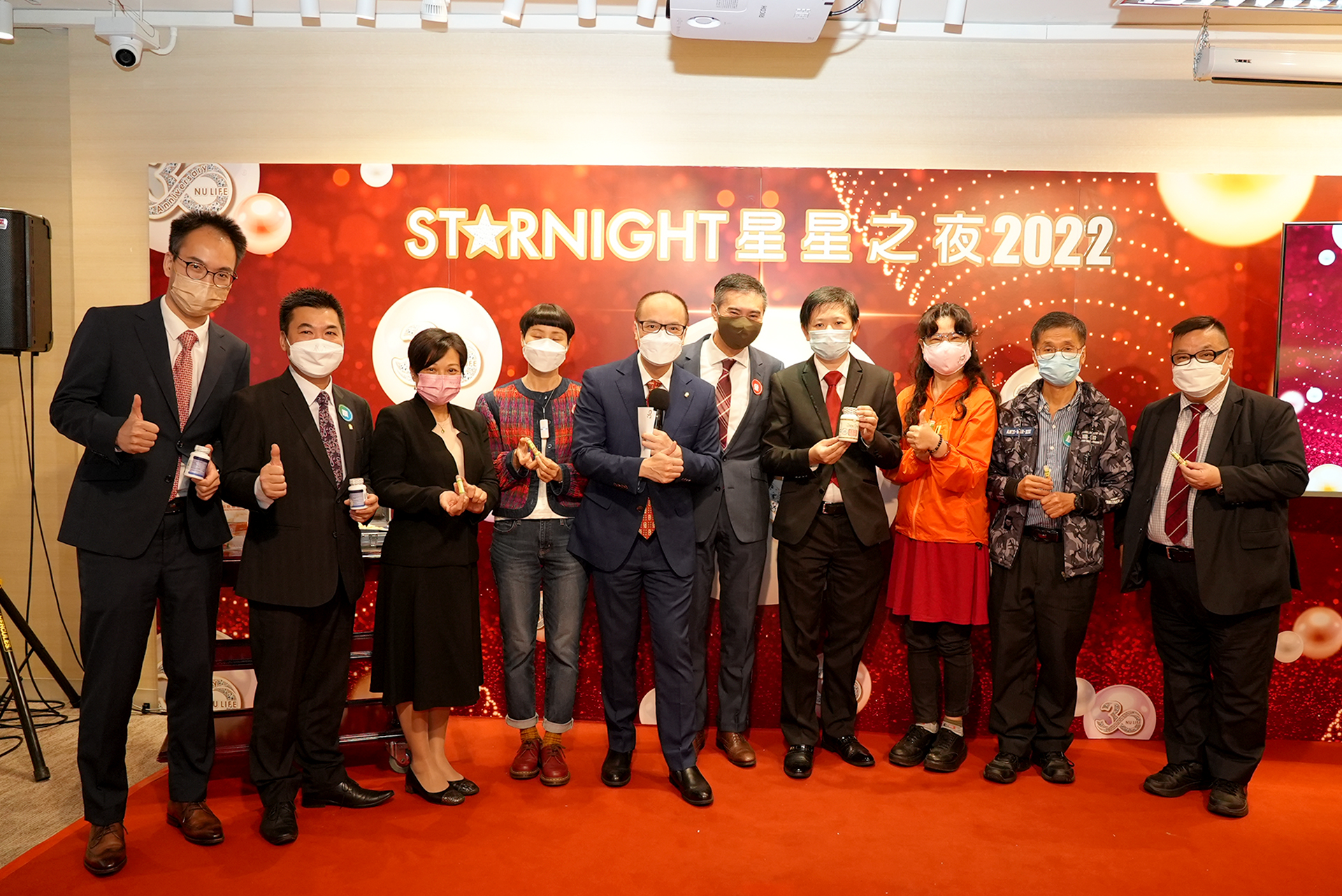 演講比賽初賽冠軍蔡東明先生(右四)及他們抽出當晚的支持者
