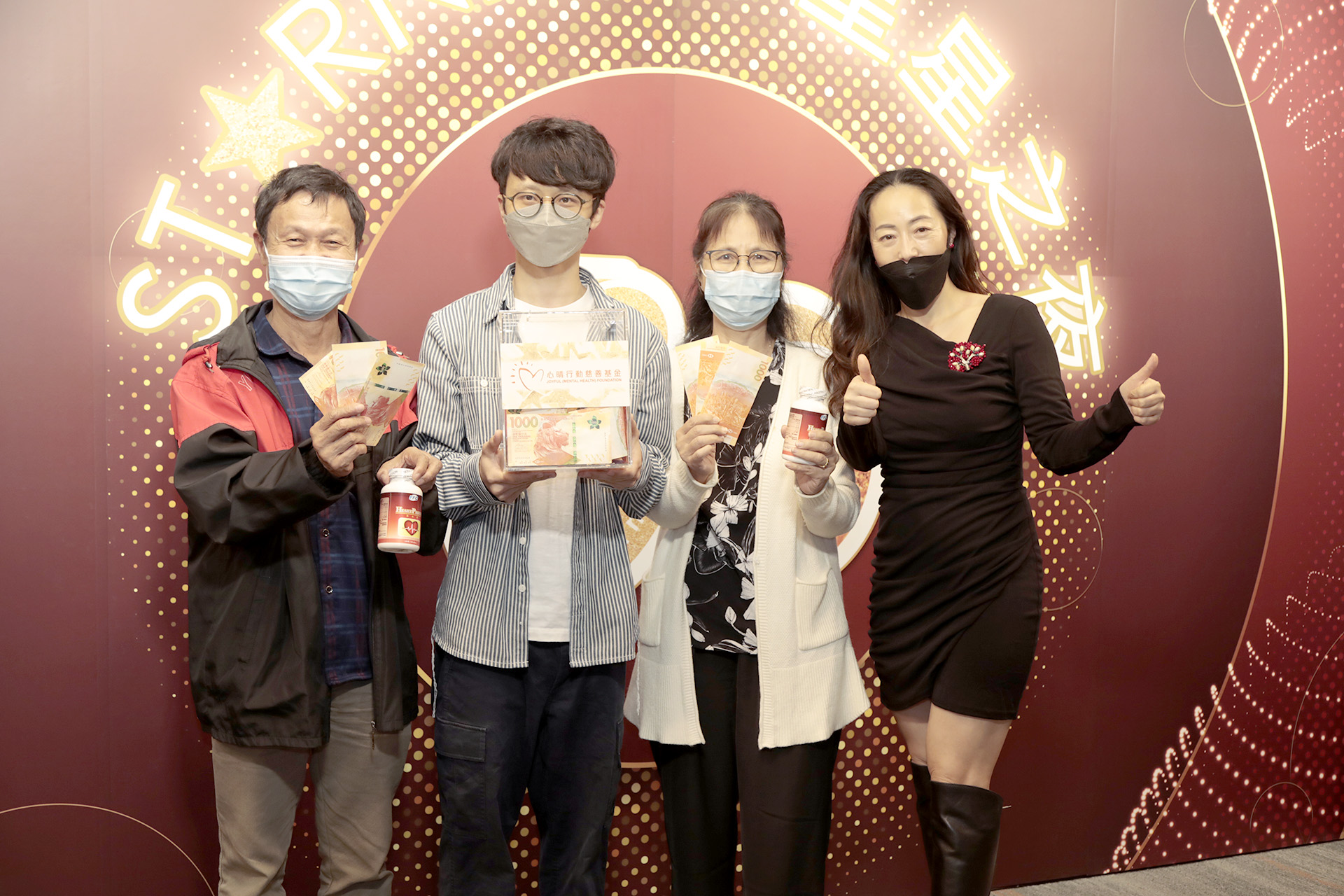 陳貴騫先生從星級百萬富翁遊戲贏取HK$10,000獎金並與公司合共捐助HK$8000予「心晴行動慈善基金」
