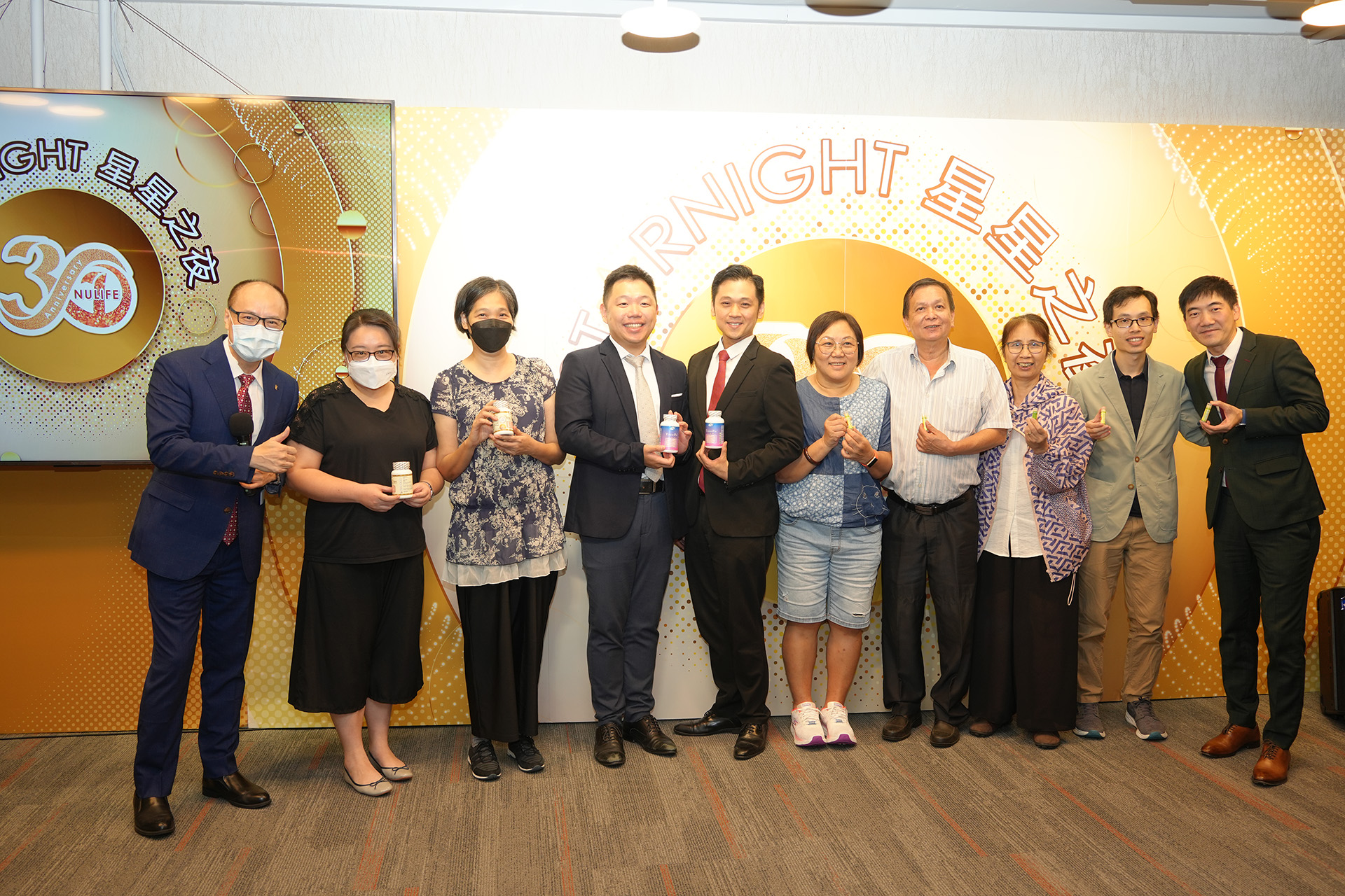 當晚演講比賽冠軍陳浩楠先生(左四)及其支持者合照