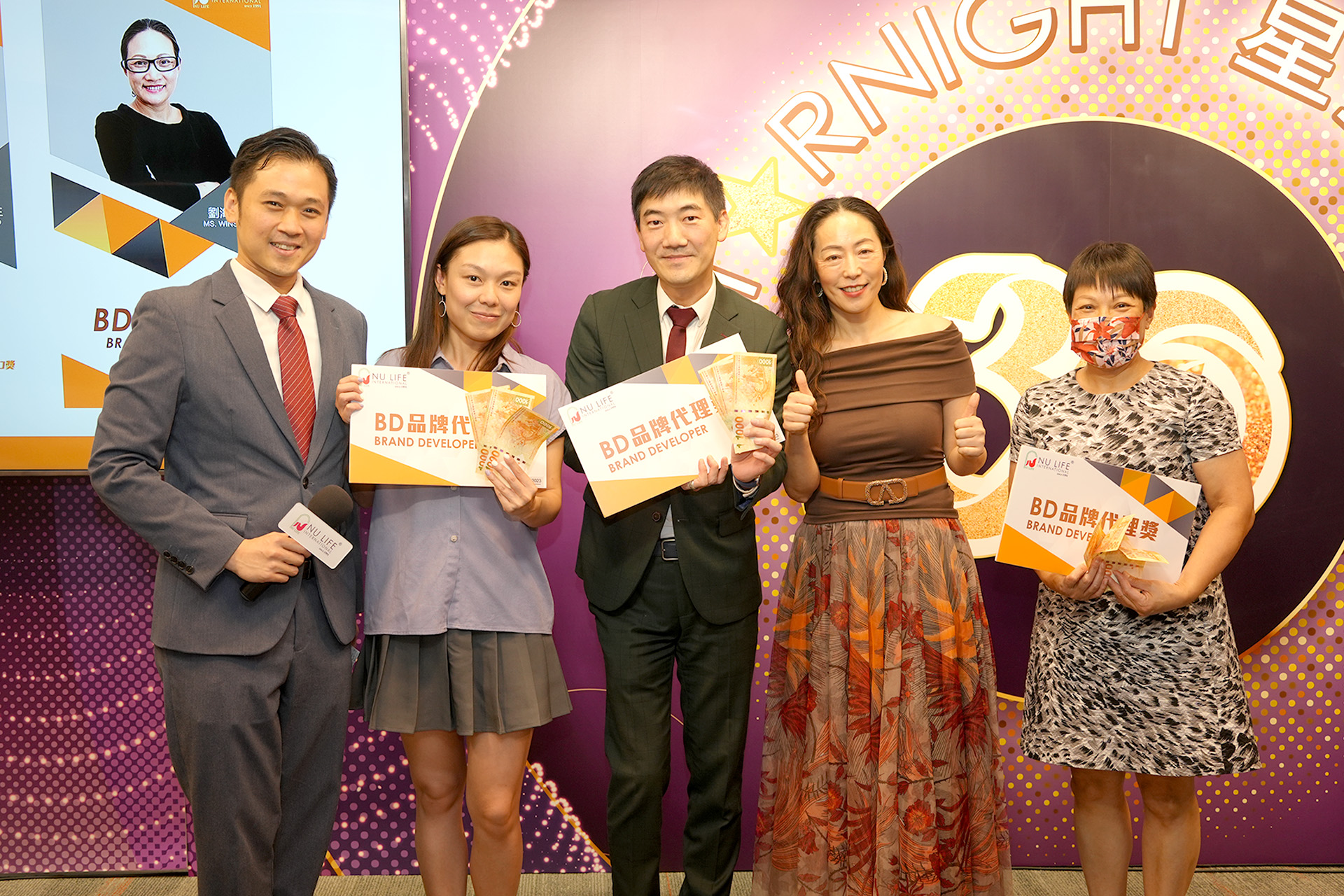 恭賀BD推薦獎得獎者：鄧萃雯小姐(左二)、杜志鴻先生(中)及劉海燕小姐(右一)